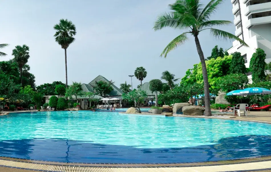 В тайском отеле Grand Jomtien Palace Hotel проходит реновация бассейна