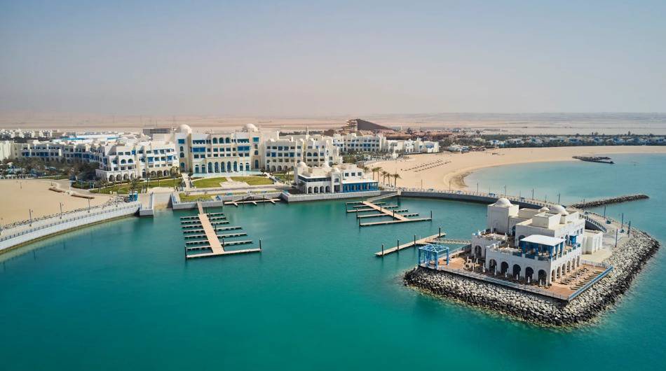 Скидки до 30% от отеля Hilton Salwa Beach Resort & Villas 5* 